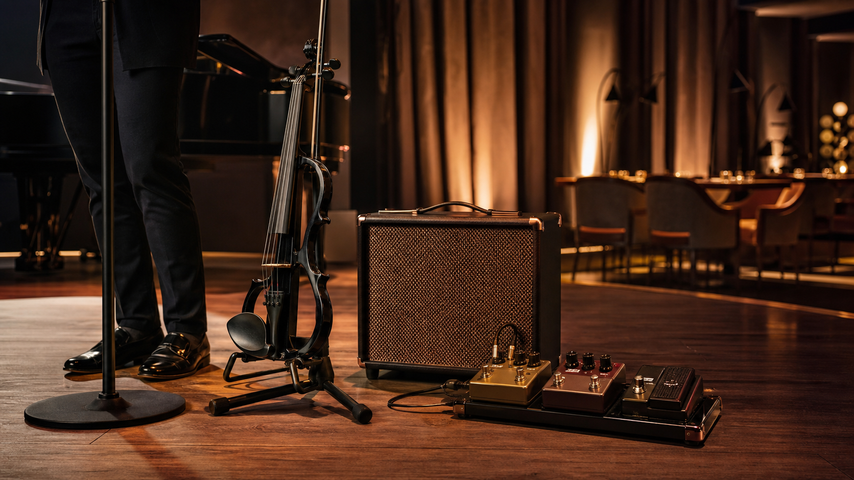 Premium electric violin сценичен риг с компактен акустичен усилвател, подреден pedalboard и черна цигулка на стойка