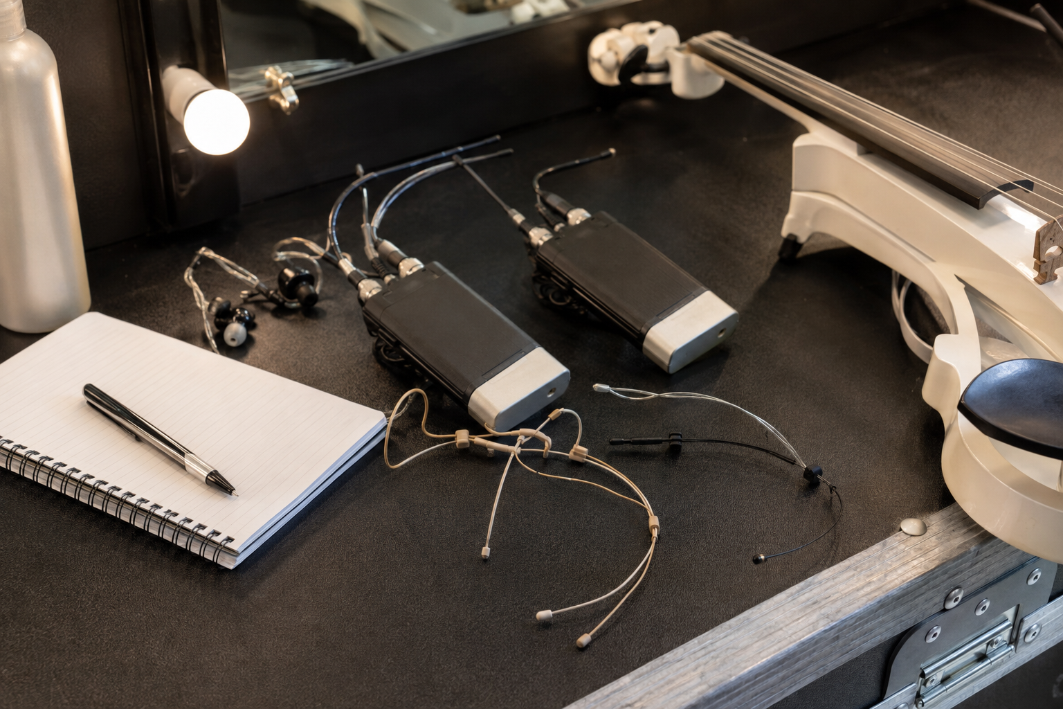 Backstage electric violin setup with dual headset микрофони, wireless bodypacks, in-ear монитори и бяла цигулка, готови за шоу