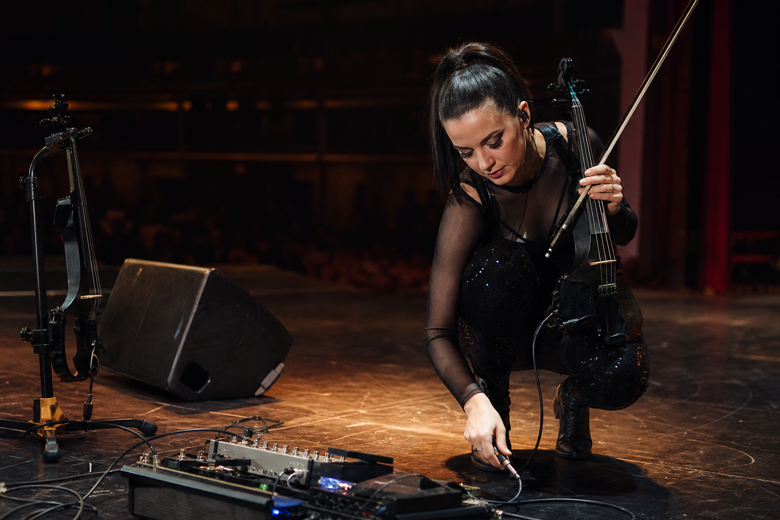 Electric violin изпълнител включва инструментален кабел до педалборд по време на тих сценичен reset