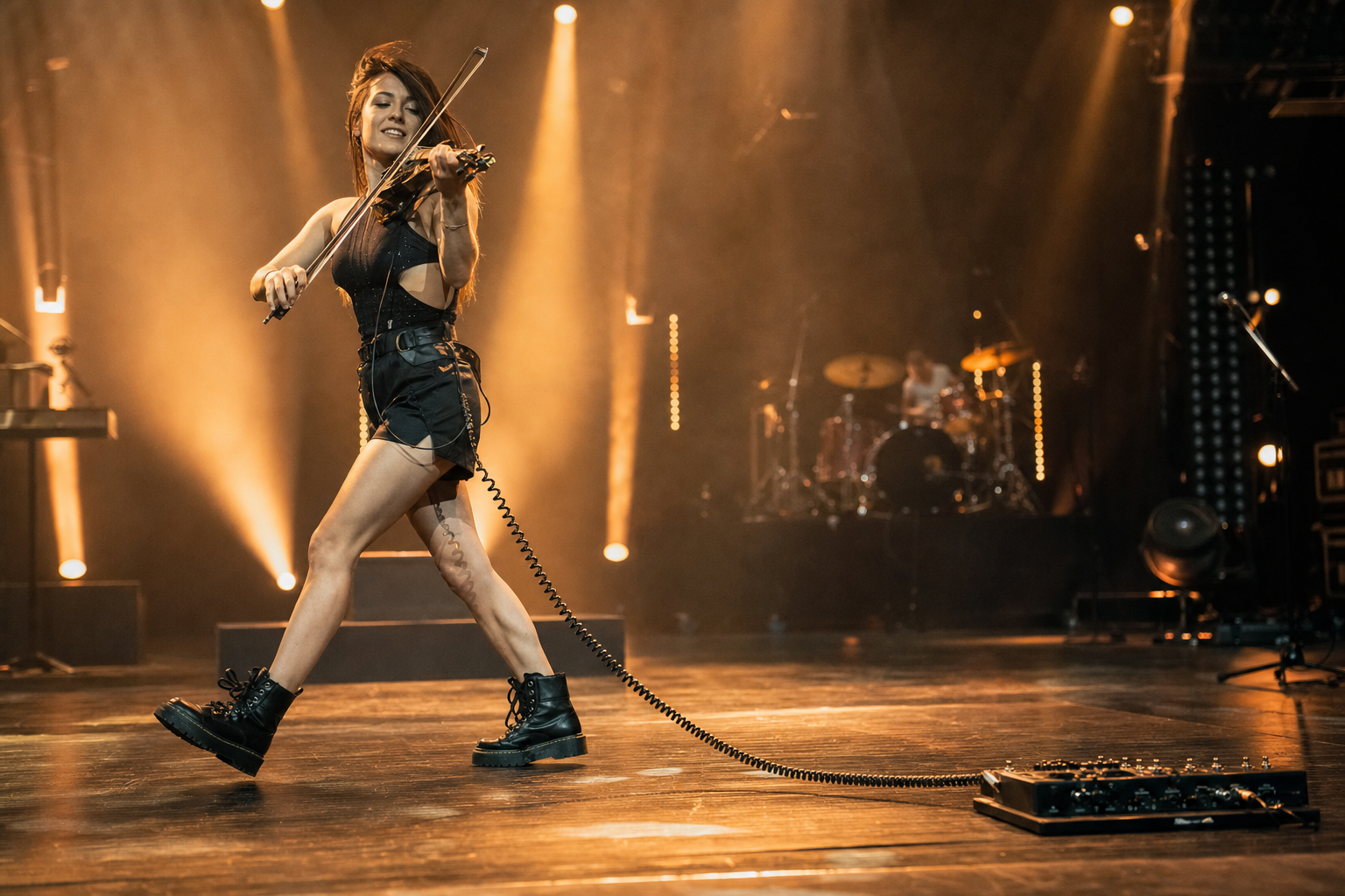 Electric violin изпълнител се движи по сцена с coiled инструментален кабел, свързан към педалборд