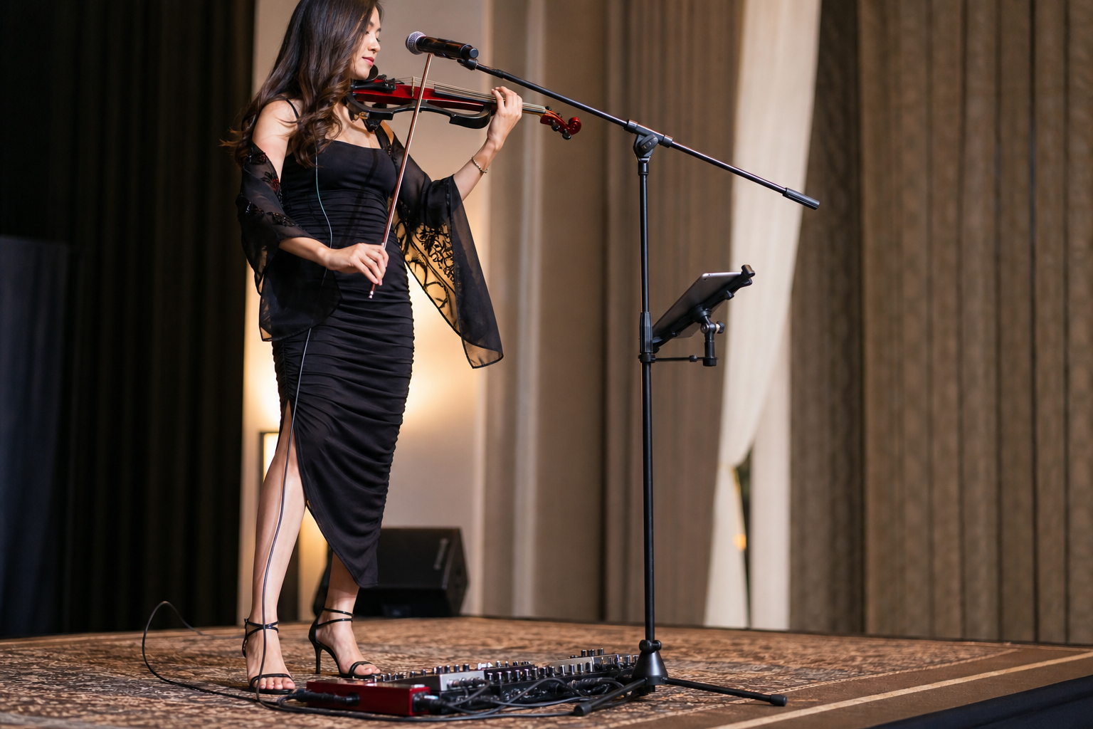 Electric violin изпълнител на event сцена с конвертируема boom стойка за микрофон, tablet mount и компактен pedalboard