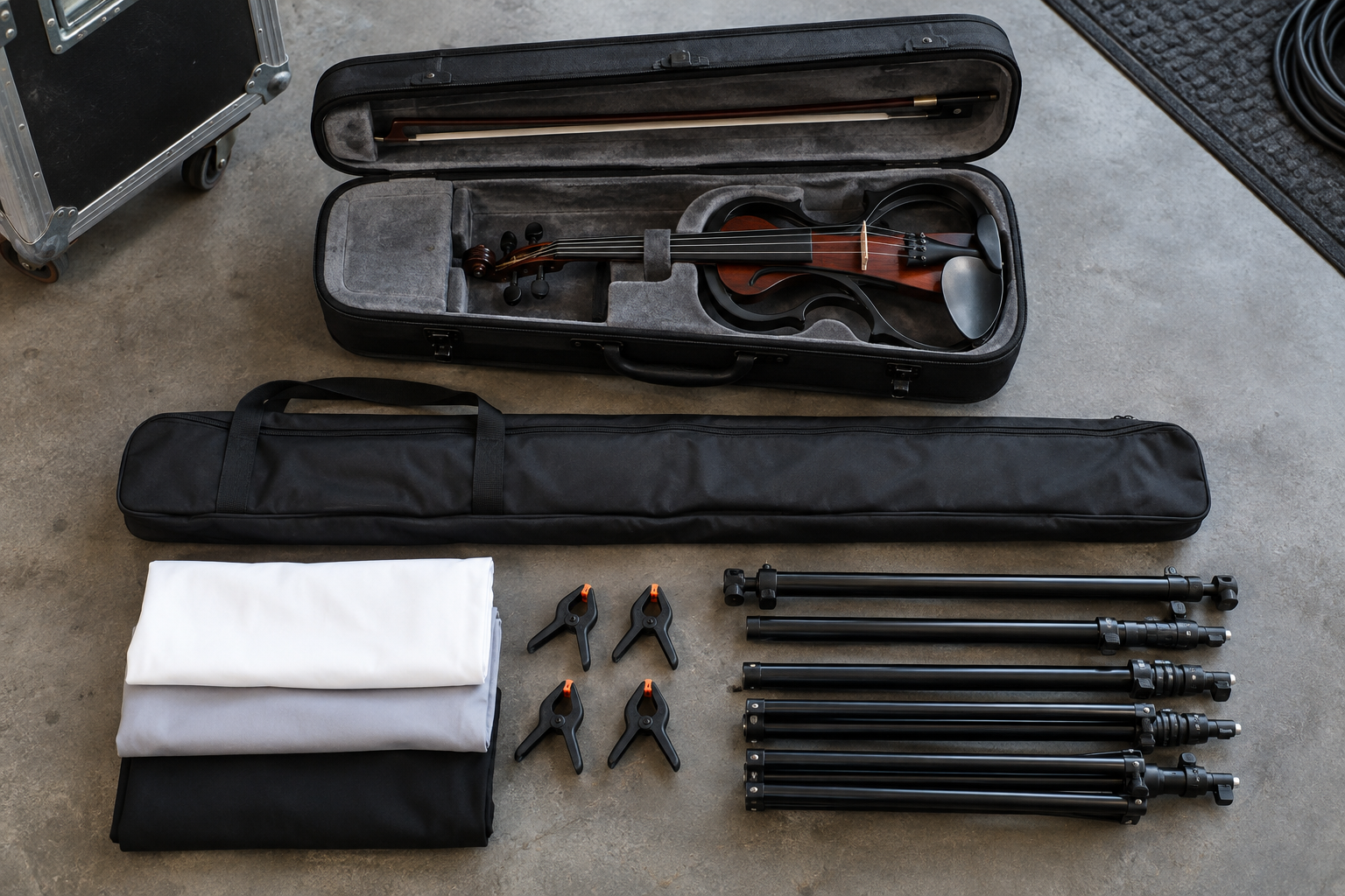 Сгънат преносим backdrop kit и чанта до case за electric violin performance