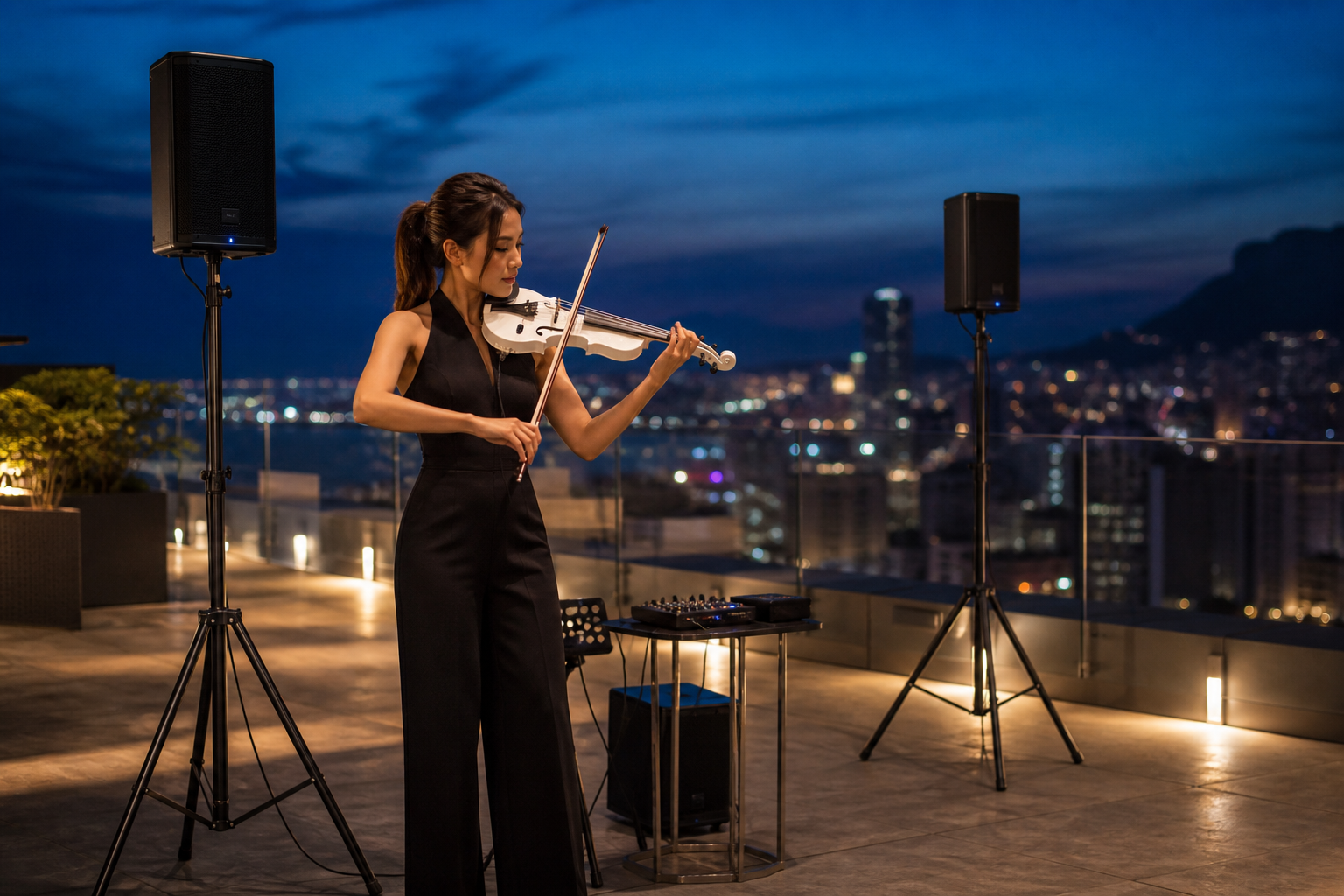 Electric violin изпълнител прави финален line check между две компактни PA колони на tripod стойки по време на rooftop event setup в син час
