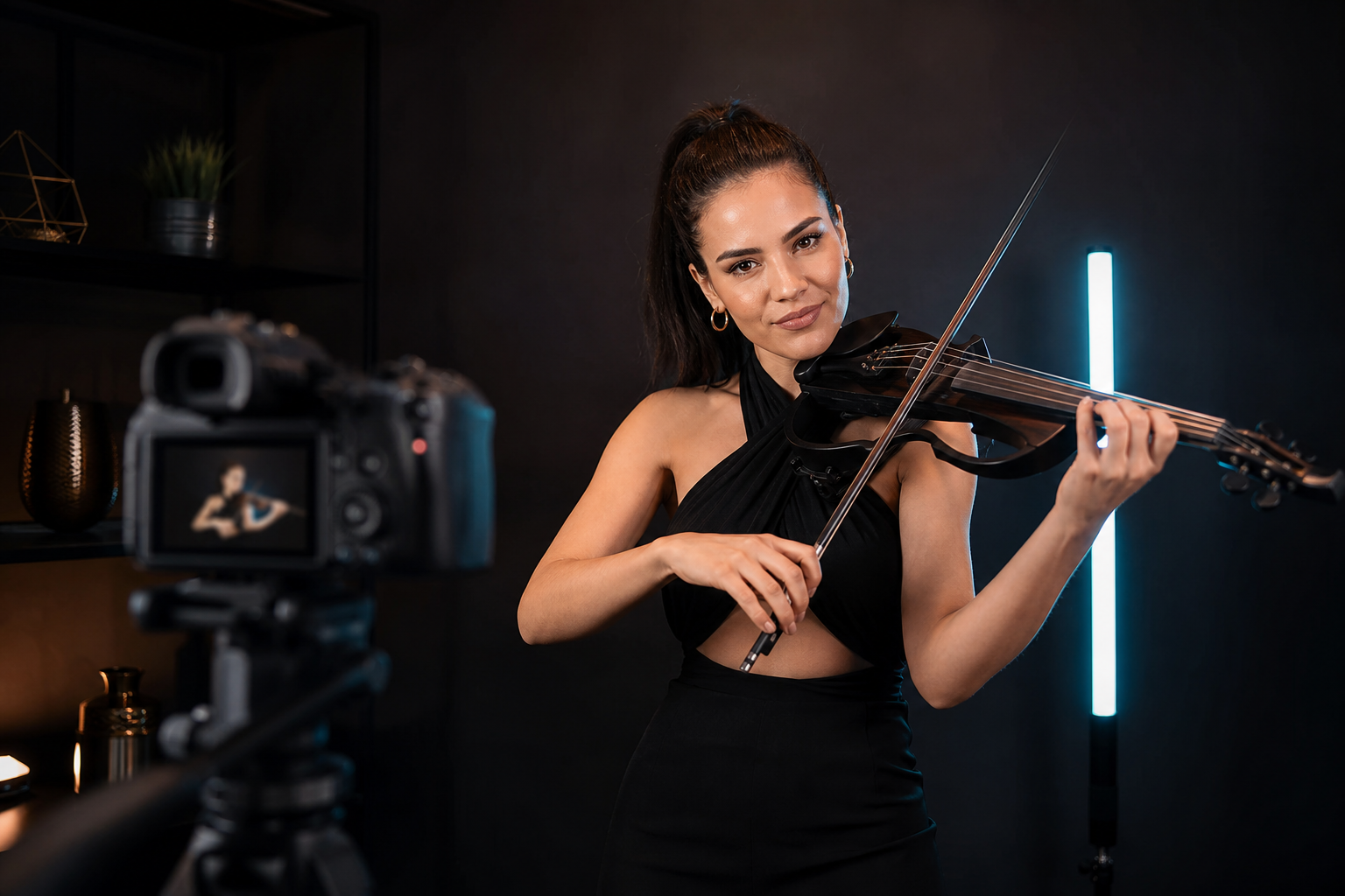 Electric violin изпълнителка снима short-form performance клип с компактен tube light, който прави стилен rim accent