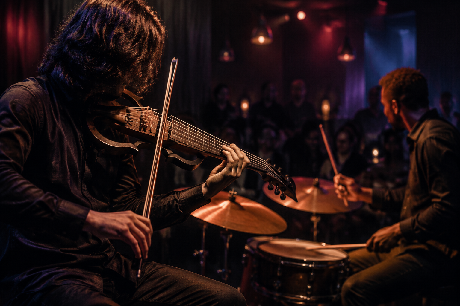 Седемструнен electric violin изпълнител и барабанист импровизират в интимен съвременен джаз клуб.